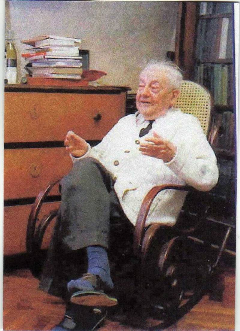 HAO hintaszékben a lakásán.jpg